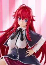 RIAS GREMORY HIGH SCHOOL DxD HERO POP UP PARADE L. Estatua de PVC de la línea "Pop Up Parade", tamaño aprox. 14 cm. Viene en una caja con ventana. Rias Gremory no sólo hace una entrada, sino que se adueña de ella. En esta figura Pop Up Parade L Size de High School DxD, la demoníaca de pelo carmesí irradia elegancia, dominio y un encanto innegable. Arrodillada, con la mano en la cadera y la mirada fija al frente, se muestra fría, serena y claramente al mando. Su icónico uniforme de la Academia Kuoh está esculpido con precisión, desde la capa corta hasta la falda plisada, y su melena pelirroja se despliega detrás de ella en ondas espectaculares. Es una pose que resalta tanto su poder como su gracia, como si acabara de salir de un círculo de invocación para tomar el control. Rias es más que un símbolo de seducción: es una feroz protectora, una líder y una fuerza a tener en cuenta. Esta figura da vida a ese equilibrio de seducción y autoridad de una forma que los fans reconocerán y adorarán al instante. Fabricada por Good Smile Company, esta figura de PVC mide unos 14 cm de alto y pertenece a la línea Pop Up Parade L Size, que ofrece un diseño detallado, poses dinámicas y un gran atractivo en las estanterías. Rias está lista para ser exhibida, y confía en nosotros: ella...