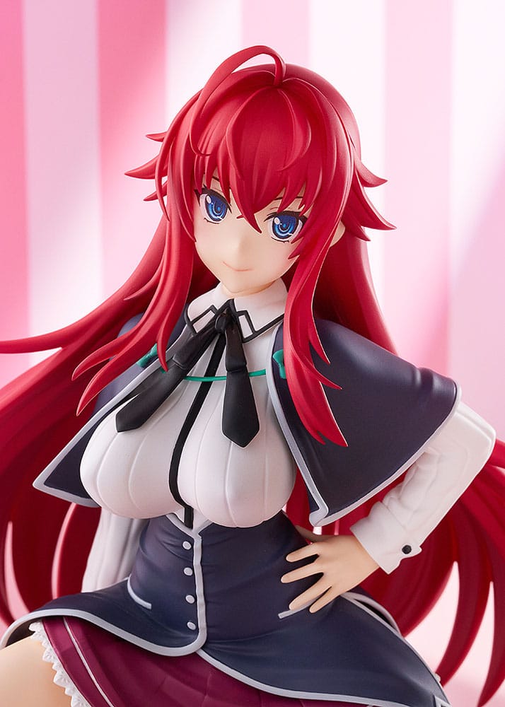 Rias gremory high school dxd hero pop up parade l. Estatua de pvc de la línea "pop up parade", tamaño aprox. 14 cm. Viene en una caja con ventana. Rias gremory no sólo hace una entrada, sino que se adueña de ella. En esta figura pop up parade l size de high school dxd, la demoníaca de pelo carmesí irradia elegancia, dominio y un encanto innegable. Arrodillada, con la mano en la cadera y la mirada fija al frente, se muestra fría, serena y claramente al mando. Su icónico uniforme de la academia kuoh está esculpido con precisión, desde la capa corta hasta la falda plisada, y su melena pelirroja se despliega detrás de ella en ondas espectaculares. Es una pose que resalta tanto su poder como su gracia, como si acabara de salir de un círculo de invocación para tomar el control. Rias es más que un símbolo de seducción: es una feroz protectora, una líder y una fuerza a tener en cuenta. Esta figura da vida a ese equilibrio de seducción y autoridad de una forma que los fans reconocerán y adorarán al instante. Fabricada por good smile company, esta figura de pvc mide unos 14 cm de alto y pertenece a la línea pop up parade l size, que ofrece un diseño detallado, poses dinámicas y un gran atractivo en las estanterías. Rias está lista para ser exhibida, y confía en nosotros: ella...