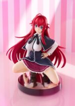 RIAS GREMORY HIGH SCHOOL DxD HERO POP UP PARADE L. Estatua de PVC de la línea "Pop Up Parade", tamaño aprox. 14 cm. Viene en una caja con ventana. Rias Gremory no sólo hace una entrada, sino que se adueña de ella. En esta figura Pop Up Parade L Size de High School DxD, la demoníaca de pelo carmesí irradia elegancia, dominio y un encanto innegable. Arrodillada, con la mano en la cadera y la mirada fija al frente, se muestra fría, serena y claramente al mando. Su icónico uniforme de la Academia Kuoh está esculpido con precisión, desde la capa corta hasta la falda plisada, y su melena pelirroja se despliega detrás de ella en ondas espectaculares. Es una pose que resalta tanto su poder como su gracia, como si acabara de salir de un círculo de invocación para tomar el control. Rias es más que un símbolo de seducción: es una feroz protectora, una líder y una fuerza a tener en cuenta. Esta figura da vida a ese equilibrio de seducción y autoridad de una forma que los fans reconocerán y adorarán al instante. Fabricada por Good Smile Company, esta figura de PVC mide unos 14 cm de alto y pertenece a la línea Pop Up Parade L Size, que ofrece un diseño detallado, poses dinámicas y un gran atractivo en las estanterías. Rias está lista para ser exhibida, y confía en nosotros: ella...