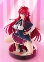 RIAS GREMORY HIGH SCHOOL DxD HERO POP UP PARADE L. Estatua de PVC de la línea "Pop Up Parade", tamaño aprox. 14 cm. Viene en una caja con ventana. Rias Gremory no sólo hace una entrada, sino que se adueña de ella. En esta figura Pop Up Parade L Size de High School DxD, la demoníaca de pelo carmesí irradia elegancia, dominio y un encanto innegable. Arrodillada, con la mano en la cadera y la mirada fija al frente, se muestra fría, serena y claramente al mando. Su icónico uniforme de la Academia Kuoh está esculpido con precisión, desde la capa corta hasta la falda plisada, y su melena pelirroja se despliega detrás de ella en ondas espectaculares. Es una pose que resalta tanto su poder como su gracia, como si acabara de salir de un círculo de invocación para tomar el control. Rias es más que un símbolo de seducción: es una feroz protectora, una líder y una fuerza a tener en cuenta. Esta figura da vida a ese equilibrio de seducción y autoridad de una forma que los fans reconocerán y adorarán al instante. Fabricada por Good Smile Company, esta figura de PVC mide unos 14 cm de alto y pertenece a la línea Pop Up Parade L Size, que ofrece un diseño detallado, poses dinámicas y un gran atractivo en las estanterías. Rias está lista para ser exhibida, y confía en nosotros: ella...
