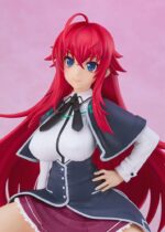 RIAS GREMORY HIGH SCHOOL DxD HERO POP UP PARADE L. Estatua de PVC de la línea "Pop Up Parade", tamaño aprox. 14 cm. Viene en una caja con ventana. Rias Gremory no sólo hace una entrada, sino que se adueña de ella. En esta figura Pop Up Parade L Size de High School DxD, la demoníaca de pelo carmesí irradia elegancia, dominio y un encanto innegable. Arrodillada, con la mano en la cadera y la mirada fija al frente, se muestra fría, serena y claramente al mando. Su icónico uniforme de la Academia Kuoh está esculpido con precisión, desde la capa corta hasta la falda plisada, y su melena pelirroja se despliega detrás de ella en ondas espectaculares. Es una pose que resalta tanto su poder como su gracia, como si acabara de salir de un círculo de invocación para tomar el control. Rias es más que un símbolo de seducción: es una feroz protectora, una líder y una fuerza a tener en cuenta. Esta figura da vida a ese equilibrio de seducción y autoridad de una forma que los fans reconocerán y adorarán al instante. Fabricada por Good Smile Company, esta figura de PVC mide unos 14 cm de alto y pertenece a la línea Pop Up Parade L Size, que ofrece un diseño detallado, poses dinámicas y un gran atractivo en las estanterías. Rias está lista para ser exhibida, y confía en nosotros: ella...