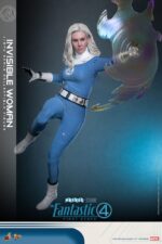 INVISIBLE WOMAN THE FANTASTIC FOUR: FIRST STEPS HOT TOYS 1/6. Bienvenidos a la familia. Marvel Studios presenta a su Primera Familia en Los Cuatro Fantásticos: Primeros Pasos, un elegante reinicio inspirado en los años 60 que combina el retrofuturismo con emocionantes aventuras de superhéroes. Ambientada en una Tierra alternativa, la película presenta a los Cuatro Fantásticos, quienes se unen para enfrentar amenazas cósmicas como Galactus y Silver Surfer, mientras equilibran sus roles de héroes con la fuerza de su vínculo familiar. Sue Storm, también conocida como la Mujer Invisible, es el pilar emocional e intelectual del equipo. Sue no solo es una brillante científica y futura madre, sino también la líder estratégica del equipo que mantiene unida a su familia y su misión en medio del caos. Siendo la persona con mayor inteligencia emocional del planeta, su capacidad para combinar compasión con fuerza y liderazgo, junto con sus poderes de campo de fuerza e invisibilidad, la convierte en el pilar de los Cuatro Fantásticos.