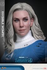 INVISIBLE WOMAN THE FANTASTIC FOUR: FIRST STEPS HOT TOYS 1/6. Bienvenidos a la familia. Marvel Studios presenta a su Primera Familia en Los Cuatro Fantásticos: Primeros Pasos, un elegante reinicio inspirado en los años 60 que combina el retrofuturismo con emocionantes aventuras de superhéroes. Ambientada en una Tierra alternativa, la película presenta a los Cuatro Fantásticos, quienes se unen para enfrentar amenazas cósmicas como Galactus y Silver Surfer, mientras equilibran sus roles de héroes con la fuerza de su vínculo familiar. Sue Storm, también conocida como la Mujer Invisible, es el pilar emocional e intelectual del equipo. Sue no solo es una brillante científica y futura madre, sino también la líder estratégica del equipo que mantiene unida a su familia y su misión en medio del caos. Siendo la persona con mayor inteligencia emocional del planeta, su capacidad para combinar compasión con fuerza y liderazgo, junto con sus poderes de campo de fuerza e invisibilidad, la convierte en el pilar de los Cuatro Fantásticos.