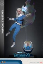 INVISIBLE WOMAN THE FANTASTIC FOUR: FIRST STEPS HOT TOYS 1/6. Bienvenidos a la familia. Marvel Studios presenta a su Primera Familia en Los Cuatro Fantásticos: Primeros Pasos, un elegante reinicio inspirado en los años 60 que combina el retrofuturismo con emocionantes aventuras de superhéroes. Ambientada en una Tierra alternativa, la película presenta a los Cuatro Fantásticos, quienes se unen para enfrentar amenazas cósmicas como Galactus y Silver Surfer, mientras equilibran sus roles de héroes con la fuerza de su vínculo familiar. Sue Storm, también conocida como la Mujer Invisible, es el pilar emocional e intelectual del equipo. Sue no solo es una brillante científica y futura madre, sino también la líder estratégica del equipo que mantiene unida a su familia y su misión en medio del caos. Siendo la persona con mayor inteligencia emocional del planeta, su capacidad para combinar compasión con fuerza y liderazgo, junto con sus poderes de campo de fuerza e invisibilidad, la convierte en el pilar de los Cuatro Fantásticos.