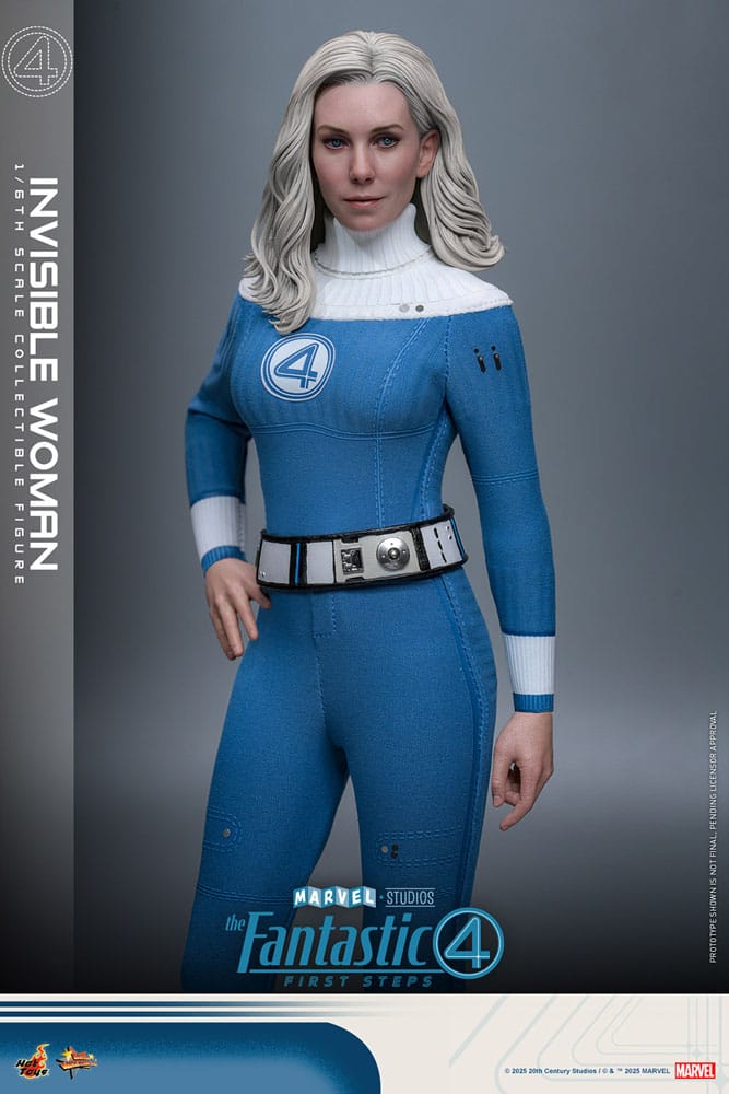 Invisible woman the fantastic four: first steps hot toys 1/6.  bienvenidos a la familia. Marvel studios presenta a su primera familia en los cuatro fantásticos: primeros pasos, un elegante reinicio inspirado en los años 60 que combina el retrofuturismo con emocionantes aventuras de superhéroes. Ambientada en una tierra alternativa, la película presenta a los cuatro fantásticos, quienes se unen para enfrentar amenazas cósmicas como galactus y silver surfer, mientras equilibran sus roles de héroes con la fuerza de su vínculo familiar. Sue storm, también conocida como la mujer invisible, es el pilar emocional e intelectual del equipo. Sue no solo es una brillante científica y futura madre, sino también la líder estratégica del equipo que mantiene unida a su familia y su misión en medio del caos. Siendo la persona con mayor inteligencia emocional del planeta, su capacidad para combinar compasión con fuerza y liderazgo, junto con sus poderes de campo de fuerza e invisibilidad, la convierte en el pilar de los cuatro fantásticos.