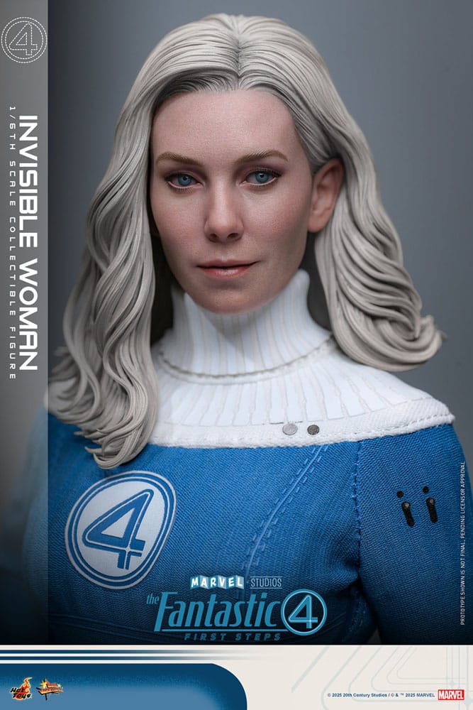 Invisible woman the fantastic four: first steps hot toys 1/6.  bienvenidos a la familia. Marvel studios presenta a su primera familia en los cuatro fantásticos: primeros pasos, un elegante reinicio inspirado en los años 60 que combina el retrofuturismo con emocionantes aventuras de superhéroes. Ambientada en una tierra alternativa, la película presenta a los cuatro fantásticos, quienes se unen para enfrentar amenazas cósmicas como galactus y silver surfer, mientras equilibran sus roles de héroes con la fuerza de su vínculo familiar. Sue storm, también conocida como la mujer invisible, es el pilar emocional e intelectual del equipo. Sue no solo es una brillante científica y futura madre, sino también la líder estratégica del equipo que mantiene unida a su familia y su misión en medio del caos. Siendo la persona con mayor inteligencia emocional del planeta, su capacidad para combinar compasión con fuerza y liderazgo, junto con sus poderes de campo de fuerza e invisibilidad, la convierte en el pilar de los cuatro fantásticos.