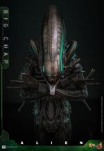 BIG CHAP ALIEN MOVIE MASTERPIECE HOT TOYS 1/6. La saga cinematográfica Alien se ha convertido en un pilar fundamental del género de ciencia ficción, con la clásica película Alien de 1979 a la cabeza. «Big Chap» es el popular apodo del dron Xenomorfo en esta icónica película. Creada por el visionario H.R. Giger, esta escalofriante criatura captura la esencia del miedo con su aspecto elegante y biomecánico y su cabeza larga y amenazante. Como auténtico símbolo del terror primitivo, Big Chap ha cautivado al público durante décadas, consolidando su lugar en la historia del terror de ciencia ficción. Hoy, Hot Toys se complace en presentar la figura coleccionable Big Chap de Alien a escala 1/6, que da vida a este clásico personaje con un mayor nivel de detalle y realismo.