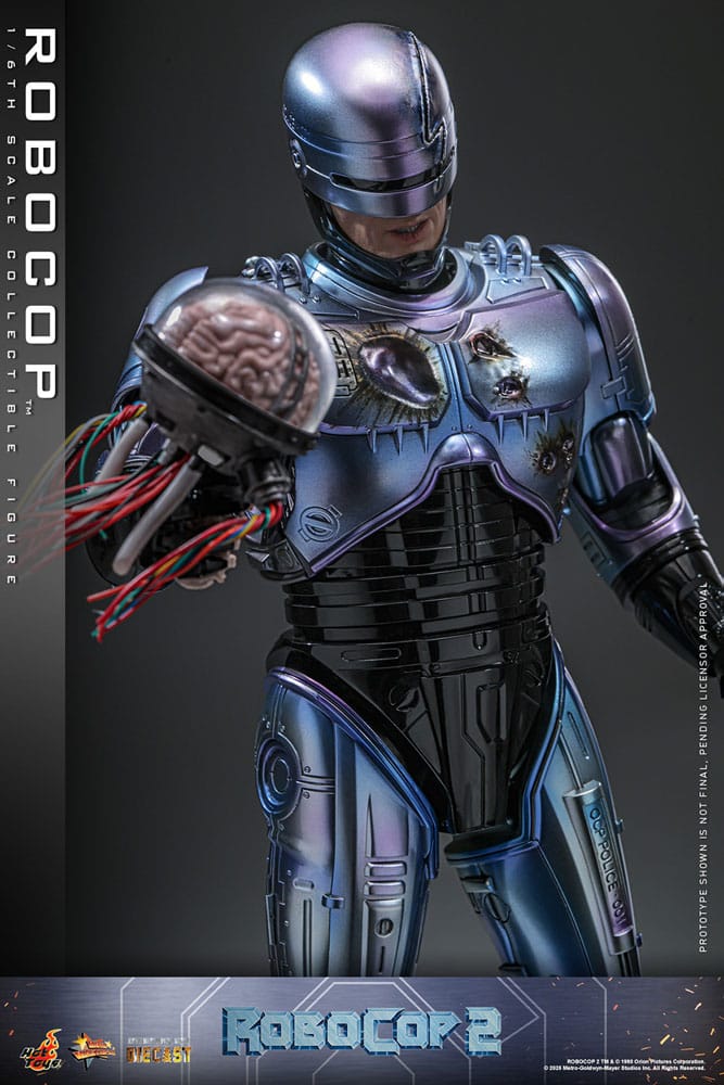 Robocop 2 movie masterpiece hot toys 1/6.  es considerada una película clásica de acción y ciencia ficción, muy querida por muchos fans. La historia sigue a robocop, un agente de la ley cíborg que antes era un humano llamado alex murphy. Tras ser brutalmente asesinado en acto de servicio, se transforma en un poderoso robot de alta tecnología con habilidades avanzadas. Posee superfuerza, visión mejorada y un compromiso inquebrantable con la ley. En "robocop 2", robocop continúa protegiendo a los ciudadanos de detroit. Se enfrenta a una nueva amenaza cuando un ejecutivo rebelde de ocp desarrolla una versión más avanzada y malévola de robocop, lo que supone un grave desafío para su misión y la seguridad de la ciudad.