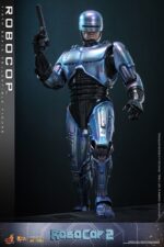 ROBOCOP 2 MOVIE MASTERPIECE HOT TOYS 1/6. Es considerada una película clásica de acción y ciencia ficción, muy querida por muchos fans. La historia sigue a RoboCop, un agente de la ley cíborg que antes era un humano llamado Alex Murphy. Tras ser brutalmente asesinado en acto de servicio, se transforma en un poderoso robot de alta tecnología con habilidades avanzadas. Posee superfuerza, visión mejorada y un compromiso inquebrantable con la ley. En "RoboCop 2", RoboCop continúa protegiendo a los ciudadanos de Detroit. Se enfrenta a una nueva amenaza cuando un ejecutivo rebelde de OCP desarrolla una versión más avanzada y malévola de RoboCop, lo que supone un grave desafío para su misión y la seguridad de la ciudad.