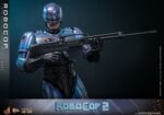 ROBOCOP 2 MOVIE MASTERPIECE HOT TOYS 1/6. Es considerada una película clásica de acción y ciencia ficción, muy querida por muchos fans. La historia sigue a RoboCop, un agente de la ley cíborg que antes era un humano llamado Alex Murphy. Tras ser brutalmente asesinado en acto de servicio, se transforma en un poderoso robot de alta tecnología con habilidades avanzadas. Posee superfuerza, visión mejorada y un compromiso inquebrantable con la ley. En "RoboCop 2", RoboCop continúa protegiendo a los ciudadanos de Detroit. Se enfrenta a una nueva amenaza cuando un ejecutivo rebelde de OCP desarrolla una versión más avanzada y malévola de RoboCop, lo que supone un grave desafío para su misión y la seguridad de la ciudad.