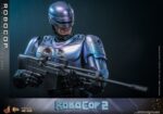 ROBOCOP 2 MOVIE MASTERPIECE HOT TOYS 1/6. Es considerada una película clásica de acción y ciencia ficción, muy querida por muchos fans. La historia sigue a RoboCop, un agente de la ley cíborg que antes era un humano llamado Alex Murphy. Tras ser brutalmente asesinado en acto de servicio, se transforma en un poderoso robot de alta tecnología con habilidades avanzadas. Posee superfuerza, visión mejorada y un compromiso inquebrantable con la ley. En "RoboCop 2", RoboCop continúa protegiendo a los ciudadanos de Detroit. Se enfrenta a una nueva amenaza cuando un ejecutivo rebelde de OCP desarrolla una versión más avanzada y malévola de RoboCop, lo que supone un grave desafío para su misión y la seguridad de la ciudad.