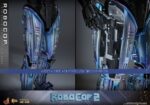 ROBOCOP 2 MOVIE MASTERPIECE HOT TOYS 1/6. Es considerada una película clásica de acción y ciencia ficción, muy querida por muchos fans. La historia sigue a RoboCop, un agente de la ley cíborg que antes era un humano llamado Alex Murphy. Tras ser brutalmente asesinado en acto de servicio, se transforma en un poderoso robot de alta tecnología con habilidades avanzadas. Posee superfuerza, visión mejorada y un compromiso inquebrantable con la ley. En "RoboCop 2", RoboCop continúa protegiendo a los ciudadanos de Detroit. Se enfrenta a una nueva amenaza cuando un ejecutivo rebelde de OCP desarrolla una versión más avanzada y malévola de RoboCop, lo que supone un grave desafío para su misión y la seguridad de la ciudad.
