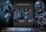 ROBOCOP 2 MOVIE MASTERPIECE HOT TOYS 1/6. Es considerada una película clásica de acción y ciencia ficción, muy querida por muchos fans. La historia sigue a RoboCop, un agente de la ley cíborg que antes era un humano llamado Alex Murphy. Tras ser brutalmente asesinado en acto de servicio, se transforma en un poderoso robot de alta tecnología con habilidades avanzadas. Posee superfuerza, visión mejorada y un compromiso inquebrantable con la ley. En "RoboCop 2", RoboCop continúa protegiendo a los ciudadanos de Detroit. Se enfrenta a una nueva amenaza cuando un ejecutivo rebelde de OCP desarrolla una versión más avanzada y malévola de RoboCop, lo que supone un grave desafío para su misión y la seguridad de la ciudad.