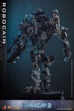 ROBOCAIN ROBOCOP 2 MOVIE MASTERPIECE HOT TOYS 1/6. “RoboCop” es un clásico de la película de acción y ciencia ficción, adorado por fans de todo el mundo. Si bien el propio RoboCop es icónico, los villanos de la película dejan una huella imborrable. En RoboCop 2, RoboCain emerge como un formidable cíborg que alberga el cerebro del difunto capo de la droga, Caín. Esta feroz bestia mecánica está fuertemente armada con potentes armas y tecnología de vanguardia, lo que la hace casi invencible en combate y representa un gran desafío para las fuerzas del orden. Sideshow y Hot Toys se complacen en dar vida a este villano robot con una impresionante figura coleccionable de RoboCain a escala 1/6.