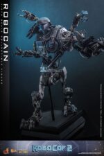 ROBOCAIN ROBOCOP 2 MOVIE MASTERPIECE HOT TOYS 1/6. “RoboCop” es un clásico de la película de acción y ciencia ficción, adorado por fans de todo el mundo. Si bien el propio RoboCop es icónico, los villanos de la película dejan una huella imborrable. En RoboCop 2, RoboCain emerge como un formidable cíborg que alberga el cerebro del difunto capo de la droga, Caín. Esta feroz bestia mecánica está fuertemente armada con potentes armas y tecnología de vanguardia, lo que la hace casi invencible en combate y representa un gran desafío para las fuerzas del orden. Sideshow y Hot Toys se complacen en dar vida a este villano robot con una impresionante figura coleccionable de RoboCain a escala 1/6.