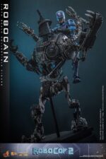 ROBOCAIN ROBOCOP 2 MOVIE MASTERPIECE HOT TOYS 1/6. “RoboCop” es un clásico de la película de acción y ciencia ficción, adorado por fans de todo el mundo. Si bien el propio RoboCop es icónico, los villanos de la película dejan una huella imborrable. En RoboCop 2, RoboCain emerge como un formidable cíborg que alberga el cerebro del difunto capo de la droga, Caín. Esta feroz bestia mecánica está fuertemente armada con potentes armas y tecnología de vanguardia, lo que la hace casi invencible en combate y representa un gran desafío para las fuerzas del orden. Sideshow y Hot Toys se complacen en dar vida a este villano robot con una impresionante figura coleccionable de RoboCain a escala 1/6.
