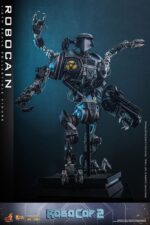 ROBOCAIN ROBOCOP 2 MOVIE MASTERPIECE HOT TOYS 1/6. “RoboCop” es un clásico de la película de acción y ciencia ficción, adorado por fans de todo el mundo. Si bien el propio RoboCop es icónico, los villanos de la película dejan una huella imborrable. En RoboCop 2, RoboCain emerge como un formidable cíborg que alberga el cerebro del difunto capo de la droga, Caín. Esta feroz bestia mecánica está fuertemente armada con potentes armas y tecnología de vanguardia, lo que la hace casi invencible en combate y representa un gran desafío para las fuerzas del orden. Sideshow y Hot Toys se complacen en dar vida a este villano robot con una impresionante figura coleccionable de RoboCain a escala 1/6.