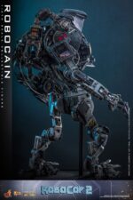 ROBOCAIN ROBOCOP 2 MOVIE MASTERPIECE HOT TOYS 1/6. “RoboCop” es un clásico de la película de acción y ciencia ficción, adorado por fans de todo el mundo. Si bien el propio RoboCop es icónico, los villanos de la película dejan una huella imborrable. En RoboCop 2, RoboCain emerge como un formidable cíborg que alberga el cerebro del difunto capo de la droga, Caín. Esta feroz bestia mecánica está fuertemente armada con potentes armas y tecnología de vanguardia, lo que la hace casi invencible en combate y representa un gran desafío para las fuerzas del orden. Sideshow y Hot Toys se complacen en dar vida a este villano robot con una impresionante figura coleccionable de RoboCain a escala 1/6.