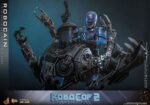 ROBOCAIN ROBOCOP 2 MOVIE MASTERPIECE HOT TOYS 1/6. “RoboCop” es un clásico de la película de acción y ciencia ficción, adorado por fans de todo el mundo. Si bien el propio RoboCop es icónico, los villanos de la película dejan una huella imborrable. En RoboCop 2, RoboCain emerge como un formidable cíborg que alberga el cerebro del difunto capo de la droga, Caín. Esta feroz bestia mecánica está fuertemente armada con potentes armas y tecnología de vanguardia, lo que la hace casi invencible en combate y representa un gran desafío para las fuerzas del orden. Sideshow y Hot Toys se complacen en dar vida a este villano robot con una impresionante figura coleccionable de RoboCain a escala 1/6.