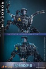 ROBOCAIN ROBOCOP 2 MOVIE MASTERPIECE HOT TOYS 1/6. “RoboCop” es un clásico de la película de acción y ciencia ficción, adorado por fans de todo el mundo. Si bien el propio RoboCop es icónico, los villanos de la película dejan una huella imborrable. En RoboCop 2, RoboCain emerge como un formidable cíborg que alberga el cerebro del difunto capo de la droga, Caín. Esta feroz bestia mecánica está fuertemente armada con potentes armas y tecnología de vanguardia, lo que la hace casi invencible en combate y representa un gran desafío para las fuerzas del orden. Sideshow y Hot Toys se complacen en dar vida a este villano robot con una impresionante figura coleccionable de RoboCain a escala 1/6.