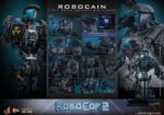 ROBOCAIN ROBOCOP 2 MOVIE MASTERPIECE HOT TOYS 1/6. “RoboCop” es un clásico de la película de acción y ciencia ficción, adorado por fans de todo el mundo. Si bien el propio RoboCop es icónico, los villanos de la película dejan una huella imborrable. En RoboCop 2, RoboCain emerge como un formidable cíborg que alberga el cerebro del difunto capo de la droga, Caín. Esta feroz bestia mecánica está fuertemente armada con potentes armas y tecnología de vanguardia, lo que la hace casi invencible en combate y representa un gran desafío para las fuerzas del orden. Sideshow y Hot Toys se complacen en dar vida a este villano robot con una impresionante figura coleccionable de RoboCain a escala 1/6.