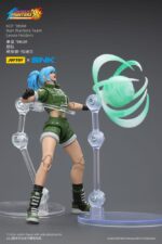 LEONA HEIDERN THE KING OF FIGHTERS’98 HERO TEAM. JoyToy x SNK presentan la figura de acción de Leona Heidern de la serie «The King of Fighters '98», tamaño aprox. 11 cm Esta detallada figura de acción a escala 1/12 captura el aspecto icónico de Leona con su atuendo táctico, su característico pelo azul y su expresión feroz. Totalmente articulada y equipada con sus emblemáticas armas, esta figura es imprescindible para los fans y coleccionistas de KOF.
