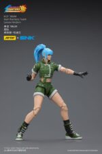 LEONA HEIDERN THE KING OF FIGHTERS’98 HERO TEAM. JoyToy x SNK presentan la figura de acción de Leona Heidern de la serie «The King of Fighters '98», tamaño aprox. 11 cm Esta detallada figura de acción a escala 1/12 captura el aspecto icónico de Leona con su atuendo táctico, su característico pelo azul y su expresión feroz. Totalmente articulada y equipada con sus emblemáticas armas, esta figura es imprescindible para los fans y coleccionistas de KOF.