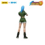 LEONA HEIDERN THE KING OF FIGHTERS’98 HERO TEAM. JoyToy x SNK presentan la figura de acción de Leona Heidern de la serie «The King of Fighters '98», tamaño aprox. 11 cm Esta detallada figura de acción a escala 1/12 captura el aspecto icónico de Leona con su atuendo táctico, su característico pelo azul y su expresión feroz. Totalmente articulada y equipada con sus emblemáticas armas, esta figura es imprescindible para los fans y coleccionistas de KOF.