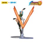 LEONA HEIDERN THE KING OF FIGHTERS’98 HERO TEAM. JoyToy x SNK presentan la figura de acción de Leona Heidern de la serie «The King of Fighters '98», tamaño aprox. 11 cm Esta detallada figura de acción a escala 1/12 captura el aspecto icónico de Leona con su atuendo táctico, su característico pelo azul y su expresión feroz. Totalmente articulada y equipada con sus emblemáticas armas, esta figura es imprescindible para los fans y coleccionistas de KOF.