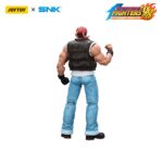 RALF JONES THE KING OF FIGHTERS’98 HERO TEAM. JoyToy x SNK presentan la figura de acción de Ralf Jones de la serie «The King of Fighters '98», tamaño aprox. 12 cm. Esta figura de acción a escala 1/12 presenta el robusto diseño militar, la musculatura y el característico pañuelo rojo de Ralf. Con una articulación dinámica y accesorios detallados para las armas, esta figura es perfecta para los fans que quieren exhibir todo su poder.