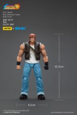 RALF JONES THE KING OF FIGHTERS’98 HERO TEAM. JoyToy x SNK presentan la figura de acción de Ralf Jones de la serie «The King of Fighters '98», tamaño aprox. 12 cm. Esta figura de acción a escala 1/12 presenta el robusto diseño militar, la musculatura y el característico pañuelo rojo de Ralf. Con una articulación dinámica y accesorios detallados para las armas, esta figura es perfecta para los fans que quieren exhibir todo su poder.