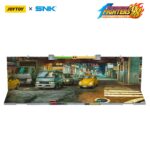 DIORAMA STAGE BASE JAPAN STREET THE KING OF FIGHTERS’98. JoyToy x SNK presentan este diorama de la serie «The King of Fighters '98» para escenificar hábilmente tus luchadores. Inspirada en el icónico telón de fondo del juego, esta detallada base de exposición añade atmósfera y profundidad a tu colección de figuras KOF. Perfectamente escalada para figuras 1/12, es el escenario ideal para épicas batallas y nostálgicas exhibiciones.