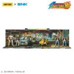DIORAMA STAGE BASE JAPAN STREET THE KING OF FIGHTERS’98. JoyToy x SNK presentan este diorama de la serie «The King of Fighters '98» para escenificar hábilmente tus luchadores. Inspirada en el icónico telón de fondo del juego, esta detallada base de exposición añade atmósfera y profundidad a tu colección de figuras KOF. Perfectamente escalada para figuras 1/12, es el escenario ideal para épicas batallas y nostálgicas exhibiciones.