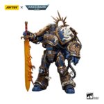ULTRAMARINES PRIMARCH ROBOUTE GUILLIMAN WARHAMMER 40k 1/18. Figura articulada del juego de miniaturas de estrategia "Warhammer 40k", tamaño aprox. 12 cm. Roboute Guilliman, a veces conocido como el "Hijo Vengador", "El Victorioso", "El Maestro de Ultramar" y "La Espada de la Unidad", es el primarca de la Legión de Marines Espaciales Ultramarines y sus innumerables Capítulos Sucesores posteriores. Es el actual Lord Comandante del Imperio y el Regente Imperial gobernante. Como Primarca, creado genéticamente por el Emperador de la Humanidad, Guilliman posee una fuerza, velocidad y durabilidad sobrehumanas que superan a las de cualquier Marine Espacial ordinario. Su destreza física, combinada con su inigualable mente estratégica, lo convierten en una fuerza formidable en el campo de batalla. Un ser de inteligencia preternatural, fría razón e indomable voluntad, Guilliman forjó su XIIIª Legión en una vasta fuerza de conquista y control, un arma con la que se hizo dueño de un dominio estelar en la Franja Oriental de la galaxia, el Reino de Ultramar, que durante su vida abarcó quinientos mundos. Bajo el liderazgo de Guilliman se convirtieron en la Legión Astartes más dotada estratégicamente y más equilibrada tácticamente. Trabajando sobre la base de situaciones teóricas y soluciones prácticas, los Ultramarines lucharon con una eficacia excepcional. Hicieron retroceder a los enemigos de la Humanidad ante ellos, sus ejércitos luchaban como máquinas intrincadas y perfectamente afinadas para superar rápida y decisivamente a cada enemigo.