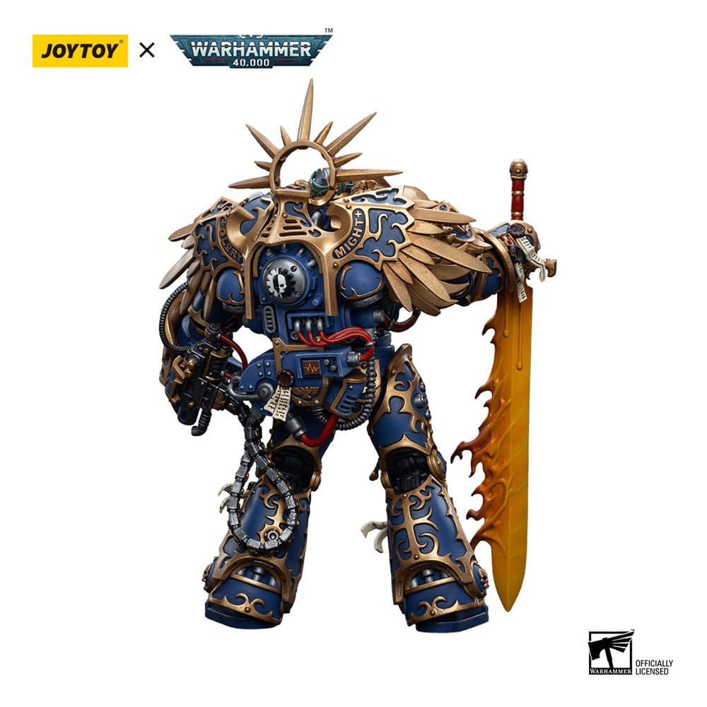 Ultramarines primarch roboute guilliman warhammer 40k 1/18. Figura articulada del juego de miniaturas de estrategia "warhammer 40k", tamaño aprox. 12 cm. Roboute guilliman, a veces conocido como el "hijo vengador", "el victorioso", "el maestro de ultramar" y "la espada de la unidad", es el primarca de la legión de marines espaciales ultramarines y sus innumerables capítulos sucesores posteriores. Es el actual lord comandante del imperio y el regente imperial gobernante. Como primarca, creado genéticamente por el emperador de la humanidad, guilliman posee una fuerza, velocidad y durabilidad sobrehumanas que superan a las de cualquier marine espacial ordinario. Su destreza física, combinada con su inigualable mente estratégica, lo convierten en una fuerza formidable en el campo de batalla. Un ser de inteligencia preternatural, fría razón e indomable voluntad, guilliman forjó su xiiiª legión en una vasta fuerza de conquista y control, un arma con la que se hizo dueño de un dominio estelar en la franja oriental de la galaxia, el reino de ultramar, que durante su vida abarcó quinientos mundos. Bajo el liderazgo de guilliman se convirtieron en la legión astartes más dotada estratégicamente y más equilibrada tácticamente. Trabajando sobre la base de situaciones teóricas y soluciones prácticas, los ultramarines lucharon con una eficacia excepcional. Hicieron retroceder a los enemigos de la humanidad ante ellos, sus ejércitos luchaban como máquinas intrincadas y perfectamente afinadas para superar rápida y decisivamente a cada enemigo.