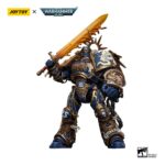 ULTRAMARINES PRIMARCH ROBOUTE GUILLIMAN WARHAMMER 40k 1/18. Figura articulada del juego de miniaturas de estrategia "Warhammer 40k", tamaño aprox. 12 cm. Roboute Guilliman, a veces conocido como el "Hijo Vengador", "El Victorioso", "El Maestro de Ultramar" y "La Espada de la Unidad", es el primarca de la Legión de Marines Espaciales Ultramarines y sus innumerables Capítulos Sucesores posteriores. Es el actual Lord Comandante del Imperio y el Regente Imperial gobernante. Como Primarca, creado genéticamente por el Emperador de la Humanidad, Guilliman posee una fuerza, velocidad y durabilidad sobrehumanas que superan a las de cualquier Marine Espacial ordinario. Su destreza física, combinada con su inigualable mente estratégica, lo convierten en una fuerza formidable en el campo de batalla. Un ser de inteligencia preternatural, fría razón e indomable voluntad, Guilliman forjó su XIIIª Legión en una vasta fuerza de conquista y control, un arma con la que se hizo dueño de un dominio estelar en la Franja Oriental de la galaxia, el Reino de Ultramar, que durante su vida abarcó quinientos mundos. Bajo el liderazgo de Guilliman se convirtieron en la Legión Astartes más dotada estratégicamente y más equilibrada tácticamente. Trabajando sobre la base de situaciones teóricas y soluciones prácticas, los Ultramarines lucharon con una eficacia excepcional. Hicieron retroceder a los enemigos de la Humanidad ante ellos, sus ejércitos luchaban como máquinas intrincadas y perfectamente afinadas para superar rápida y decisivamente a cada enemigo.
