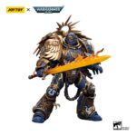 ULTRAMARINES PRIMARCH ROBOUTE GUILLIMAN WARHAMMER 40k 1/18. Figura articulada del juego de miniaturas de estrategia "Warhammer 40k", tamaño aprox. 12 cm. Roboute Guilliman, a veces conocido como el "Hijo Vengador", "El Victorioso", "El Maestro de Ultramar" y "La Espada de la Unidad", es el primarca de la Legión de Marines Espaciales Ultramarines y sus innumerables Capítulos Sucesores posteriores. Es el actual Lord Comandante del Imperio y el Regente Imperial gobernante. Como Primarca, creado genéticamente por el Emperador de la Humanidad, Guilliman posee una fuerza, velocidad y durabilidad sobrehumanas que superan a las de cualquier Marine Espacial ordinario. Su destreza física, combinada con su inigualable mente estratégica, lo convierten en una fuerza formidable en el campo de batalla. Un ser de inteligencia preternatural, fría razón e indomable voluntad, Guilliman forjó su XIIIª Legión en una vasta fuerza de conquista y control, un arma con la que se hizo dueño de un dominio estelar en la Franja Oriental de la galaxia, el Reino de Ultramar, que durante su vida abarcó quinientos mundos. Bajo el liderazgo de Guilliman se convirtieron en la Legión Astartes más dotada estratégicamente y más equilibrada tácticamente. Trabajando sobre la base de situaciones teóricas y soluciones prácticas, los Ultramarines lucharon con una eficacia excepcional. Hicieron retroceder a los enemigos de la Humanidad ante ellos, sus ejércitos luchaban como máquinas intrincadas y perfectamente afinadas para superar rápida y decisivamente a cada enemigo.