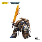 ULTRAMARINES PRIMARCH ROBOUTE GUILLIMAN WARHAMMER 40k 1/18. Figura articulada del juego de miniaturas de estrategia "Warhammer 40k", tamaño aprox. 12 cm. Roboute Guilliman, a veces conocido como el "Hijo Vengador", "El Victorioso", "El Maestro de Ultramar" y "La Espada de la Unidad", es el primarca de la Legión de Marines Espaciales Ultramarines y sus innumerables Capítulos Sucesores posteriores. Es el actual Lord Comandante del Imperio y el Regente Imperial gobernante. Como Primarca, creado genéticamente por el Emperador de la Humanidad, Guilliman posee una fuerza, velocidad y durabilidad sobrehumanas que superan a las de cualquier Marine Espacial ordinario. Su destreza física, combinada con su inigualable mente estratégica, lo convierten en una fuerza formidable en el campo de batalla. Un ser de inteligencia preternatural, fría razón e indomable voluntad, Guilliman forjó su XIIIª Legión en una vasta fuerza de conquista y control, un arma con la que se hizo dueño de un dominio estelar en la Franja Oriental de la galaxia, el Reino de Ultramar, que durante su vida abarcó quinientos mundos. Bajo el liderazgo de Guilliman se convirtieron en la Legión Astartes más dotada estratégicamente y más equilibrada tácticamente. Trabajando sobre la base de situaciones teóricas y soluciones prácticas, los Ultramarines lucharon con una eficacia excepcional. Hicieron retroceder a los enemigos de la Humanidad ante ellos, sus ejércitos luchaban como máquinas intrincadas y perfectamente afinadas para superar rápida y decisivamente a cada enemigo.