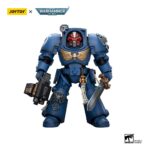 ULTRAMARINES TERMINATOR SQUAD SERGEANT WITH POWER SWORD AND TELEPORT HOMER 1/18 WARHAMMER 40k. Figura articulada del juego de miniaturas de estrategia "Warhammer 40k", tamaño aprox. 12 cm ¡Desata el poder del universo Warhammer 40K con el Sargento de Escuadra Terminator Ultramarines de Joy Toy! Esta figura altamente detallada captura la esencia de un Sargento Ultramarine endurecido por la batalla, equipado con una Espada de Poder para cortar a los enemigos y un Homer Teletransportador para un despliegue rápido y estratégico en el campo de batalla.