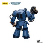 ULTRAMARINES TERMINATOR SQUAD SERGEANT WITH POWER SWORD AND TELEPORT HOMER 1/18 WARHAMMER 40k. Figura articulada del juego de miniaturas de estrategia "Warhammer 40k", tamaño aprox. 12 cm ¡Desata el poder del universo Warhammer 40K con el Sargento de Escuadra Terminator Ultramarines de Joy Toy! Esta figura altamente detallada captura la esencia de un Sargento Ultramarine endurecido por la batalla, equipado con una Espada de Poder para cortar a los enemigos y un Homer Teletransportador para un despliegue rápido y estratégico en el campo de batalla.