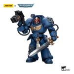 ULTRAMARINES TERMINATOR SQUAD SERGEANT WITH POWER SWORD AND TELEPORT HOMER 1/18 WARHAMMER 40k. Figura articulada del juego de miniaturas de estrategia "Warhammer 40k", tamaño aprox. 12 cm ¡Desata el poder del universo Warhammer 40K con el Sargento de Escuadra Terminator Ultramarines de Joy Toy! Esta figura altamente detallada captura la esencia de un Sargento Ultramarine endurecido por la batalla, equipado con una Espada de Poder para cortar a los enemigos y un Homer Teletransportador para un despliegue rápido y estratégico en el campo de batalla.