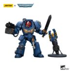 ULTRAMARINES TERMINATOR SQUAD SERGEANT WITH POWER SWORD AND TELEPORT HOMER 1/18 WARHAMMER 40k. Figura articulada del juego de miniaturas de estrategia "Warhammer 40k", tamaño aprox. 12 cm ¡Desata el poder del universo Warhammer 40K con el Sargento de Escuadra Terminator Ultramarines de Joy Toy! Esta figura altamente detallada captura la esencia de un Sargento Ultramarine endurecido por la batalla, equipado con una Espada de Poder para cortar a los enemigos y un Homer Teletransportador para un despliegue rápido y estratégico en el campo de batalla.