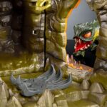 THE EVIL HORDE: FRIGHT ZONE MASTERS OF THE UNIVERSE ORIGINS. ¡Es un momento emocionante para ser fan de Masters of the Universe! Tanto para los fans de toda la vida como para la nueva generación de niños amantes de la acción y la aventura, es hora de descubrir la emocionante acción y las aventuras de He-Man, Skeletor, los secretos del Castillo Grayskull y mucho más. ¡Lucha contra Hordak en su propio territorio con este nuevo set de juego Fright Zone de Masters of the Universe: Origins! Masters of the Universe es una popular franquicia creada por Mattel que se centra en los diversos conflictos entre He-Man y el malvado Skeletor. La franquicia se desarrolla en el planeta ficticio Eternia, donde diversos personajes pintorescos aparecen durante la batalla entre ambos bandos. Masters of the Universe se popularizó gracias a una serie de juguetes de gran éxito, que siguen siendo codiciados por los coleccionistas hasta el día de hoy, junto con varias series de televisión y películas animadas que ampliaron el alcance de la franquicia a un público más amplio. ¡Por el poder de Grayskull! Mattel presenta con orgullo una nueva línea de figuras de Masters of the Universe con los más grandes héroes y villanos de Eternia: la serie Masters of the Universe: Origins. Con más de 13 cm de altura, estas figuras de estilo vintage cuentan con articulación moderna y accesorios de combate que realmente dan vida a estos guerreros. Ya sea que te unas al heroico He-Man o caigas rendido ante el mal de Skeletor, ¡colecciona tus favoritas hoy mismo!