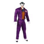 THE JOKER BATMAN: THE ANIMATED SERIES ONE:12 COLLECTIVE. ¡El estafador más notorio de Gotham regresa para traer más travesuras y caos al Colectivo One:12! El Colectivo One:12. El Joker está vestido para matar con su clásico traje morado, pajarita y ojal. Incluye cuatro retratos intercambiables con diferentes expresiones faciales que capturan su rostro exagerado y maniaco. ¿Qué es una travesura sin las herramientas adecuadas? El Joker está listo para convertir Gotham en su patio de recreo personal, equipado con un bastón que se separa para revelar una daga, una bomba de TNT, un pez Joker y mucho más. En Batman: La Serie Animada, el Guasón es un loco teatral y maniático que siempre ríe el último. Sus caóticas intrigas y su humor retorcido lo convierten en el criminal más impredecible y peligroso de Ciudad Gótica.