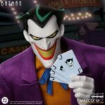 THE JOKER BATMAN: THE ANIMATED SERIES ONE:12 COLLECTIVE. ¡El estafador más notorio de Gotham regresa para traer más travesuras y caos al Colectivo One:12! El Colectivo One:12. El Joker está vestido para matar con su clásico traje morado, pajarita y ojal. Incluye cuatro retratos intercambiables con diferentes expresiones faciales que capturan su rostro exagerado y maniaco. ¿Qué es una travesura sin las herramientas adecuadas? El Joker está listo para convertir Gotham en su patio de recreo personal, equipado con un bastón que se separa para revelar una daga, una bomba de TNT, un pez Joker y mucho más. En Batman: La Serie Animada, el Guasón es un loco teatral y maniático que siempre ríe el último. Sus caóticas intrigas y su humor retorcido lo convierten en el criminal más impredecible y peligroso de Ciudad Gótica.