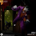 THE JOKER BATMAN: THE ANIMATED SERIES ONE:12 COLLECTIVE. ¡El estafador más notorio de Gotham regresa para traer más travesuras y caos al Colectivo One:12! El Colectivo One:12. El Joker está vestido para matar con su clásico traje morado, pajarita y ojal. Incluye cuatro retratos intercambiables con diferentes expresiones faciales que capturan su rostro exagerado y maniaco. ¿Qué es una travesura sin las herramientas adecuadas? El Joker está listo para convertir Gotham en su patio de recreo personal, equipado con un bastón que se separa para revelar una daga, una bomba de TNT, un pez Joker y mucho más. En Batman: La Serie Animada, el Guasón es un loco teatral y maniático que siempre ríe el último. Sus caóticas intrigas y su humor retorcido lo convierten en el criminal más impredecible y peligroso de Ciudad Gótica.