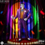 THE JOKER BATMAN: THE ANIMATED SERIES ONE:12 COLLECTIVE. ¡El estafador más notorio de Gotham regresa para traer más travesuras y caos al Colectivo One:12! El Colectivo One:12. El Joker está vestido para matar con su clásico traje morado, pajarita y ojal. Incluye cuatro retratos intercambiables con diferentes expresiones faciales que capturan su rostro exagerado y maniaco. ¿Qué es una travesura sin las herramientas adecuadas? El Joker está listo para convertir Gotham en su patio de recreo personal, equipado con un bastón que se separa para revelar una daga, una bomba de TNT, un pez Joker y mucho más. En Batman: La Serie Animada, el Guasón es un loco teatral y maniático que siempre ríe el último. Sus caóticas intrigas y su humor retorcido lo convierten en el criminal más impredecible y peligroso de Ciudad Gótica.