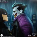 THE JOKER BATMAN: THE ANIMATED SERIES ONE:12 COLLECTIVE. ¡El estafador más notorio de Gotham regresa para traer más travesuras y caos al Colectivo One:12! El Colectivo One:12. El Joker está vestido para matar con su clásico traje morado, pajarita y ojal. Incluye cuatro retratos intercambiables con diferentes expresiones faciales que capturan su rostro exagerado y maniaco. ¿Qué es una travesura sin las herramientas adecuadas? El Joker está listo para convertir Gotham en su patio de recreo personal, equipado con un bastón que se separa para revelar una daga, una bomba de TNT, un pez Joker y mucho más. En Batman: La Serie Animada, el Guasón es un loco teatral y maniático que siempre ríe el último. Sus caóticas intrigas y su humor retorcido lo convierten en el criminal más impredecible y peligroso de Ciudad Gótica.