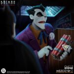 THE JOKER BATMAN: THE ANIMATED SERIES ONE:12 COLLECTIVE. ¡El estafador más notorio de Gotham regresa para traer más travesuras y caos al Colectivo One:12! El Colectivo One:12. El Joker está vestido para matar con su clásico traje morado, pajarita y ojal. Incluye cuatro retratos intercambiables con diferentes expresiones faciales que capturan su rostro exagerado y maniaco. ¿Qué es una travesura sin las herramientas adecuadas? El Joker está listo para convertir Gotham en su patio de recreo personal, equipado con un bastón que se separa para revelar una daga, una bomba de TNT, un pez Joker y mucho más. En Batman: La Serie Animada, el Guasón es un loco teatral y maniático que siempre ríe el último. Sus caóticas intrigas y su humor retorcido lo convierten en el criminal más impredecible y peligroso de Ciudad Gótica.