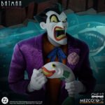 THE JOKER BATMAN: THE ANIMATED SERIES ONE:12 COLLECTIVE. ¡El estafador más notorio de Gotham regresa para traer más travesuras y caos al Colectivo One:12! El Colectivo One:12. El Joker está vestido para matar con su clásico traje morado, pajarita y ojal. Incluye cuatro retratos intercambiables con diferentes expresiones faciales que capturan su rostro exagerado y maniaco. ¿Qué es una travesura sin las herramientas adecuadas? El Joker está listo para convertir Gotham en su patio de recreo personal, equipado con un bastón que se separa para revelar una daga, una bomba de TNT, un pez Joker y mucho más. En Batman: La Serie Animada, el Guasón es un loco teatral y maniático que siempre ríe el último. Sus caóticas intrigas y su humor retorcido lo convierten en el criminal más impredecible y peligroso de Ciudad Gótica.